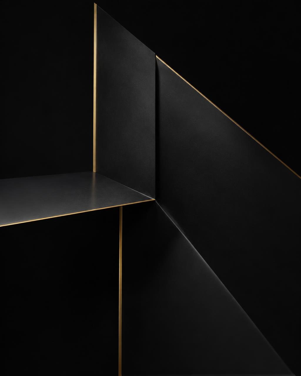 Composição geométrica abstrata em preto com linhas douradas